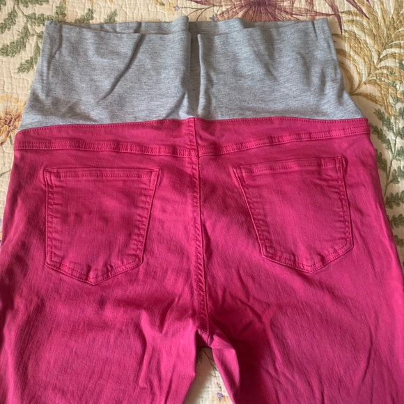 🔥 2/$50 🔥 Thyme Maternity Pink Capris - Picture 3 of 4